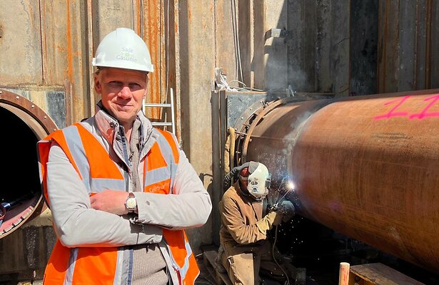 Presentator Menno Bentveld onderzoekt energietransitie in de 'Energieman'.