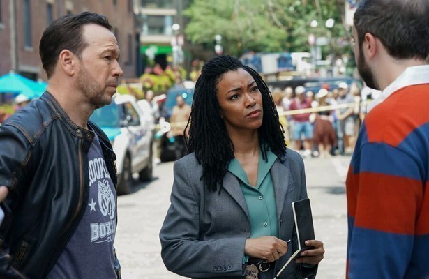 Donnie Wahlberg en Sonequa Martin-Green in Boston Blue