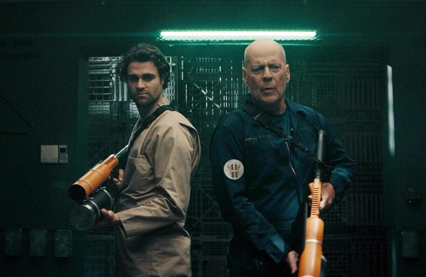 Cody Kearsley en Bruce Willis in Breach
