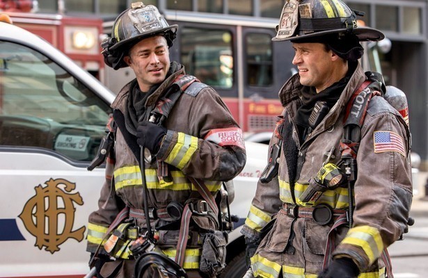 Taylor Kinney en Jesse Spencer in Chicago Fire