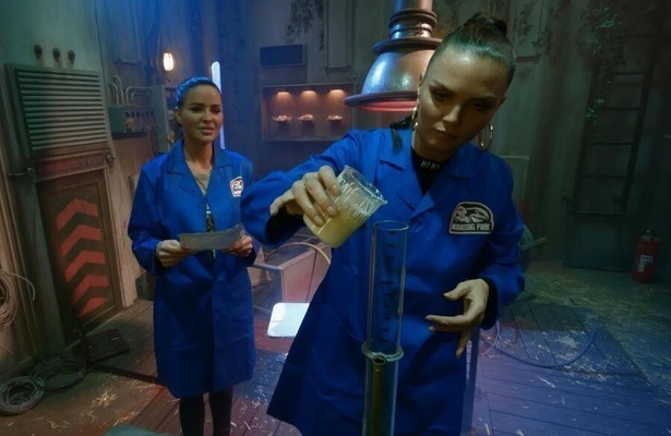 Sylvia Geersen en Kim Feenstra in Code van Coppens