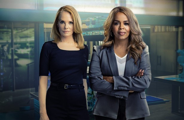 Paula Newsome en Marg Helgenberger in CSI Vegas