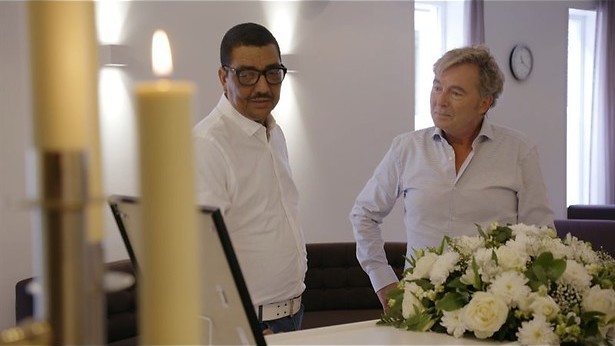 Emotionele ontmoeting in kerkje