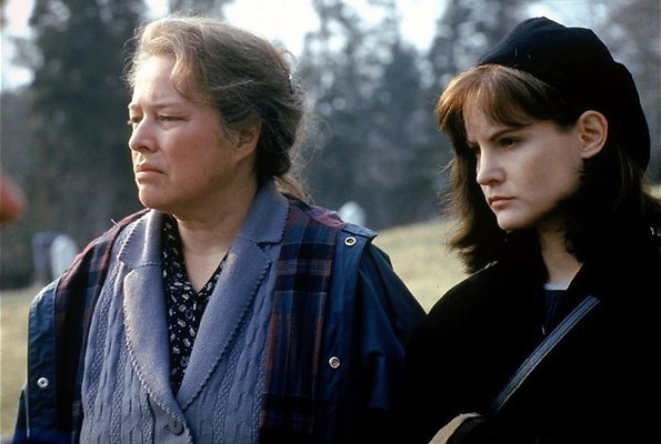 Heeft Kathy Bates haar baas vermoord?