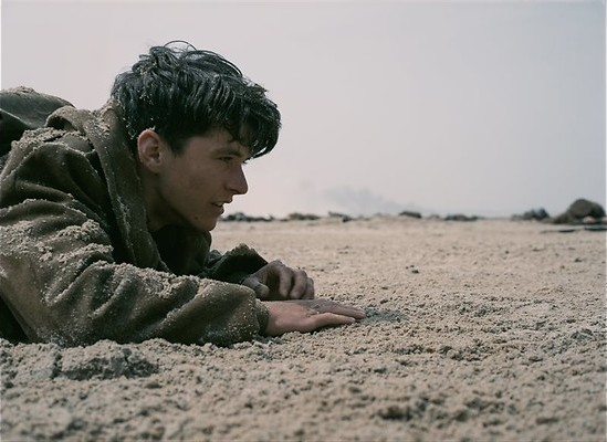 Tom Hardy vliegt boven Duinkerke