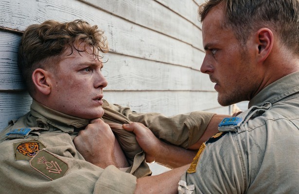 Martijn Lakemeier en Yannick van de Velde in De Oost