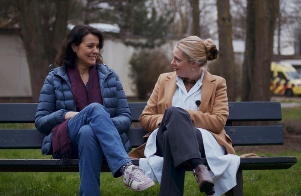 Susan Visser en Jelka van Houten in De Poli