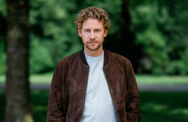 Ewout Genemans beleeft nieuwe avonturen met agenten in Maastricht.