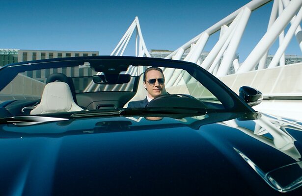 Simon J. Berger als Adam Veile