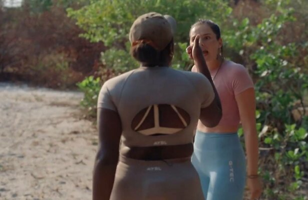 Spanningen lopen op tussen Famke Louise en Deveny Sooda.