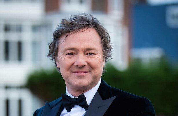 Presentator Frits Sissing. 