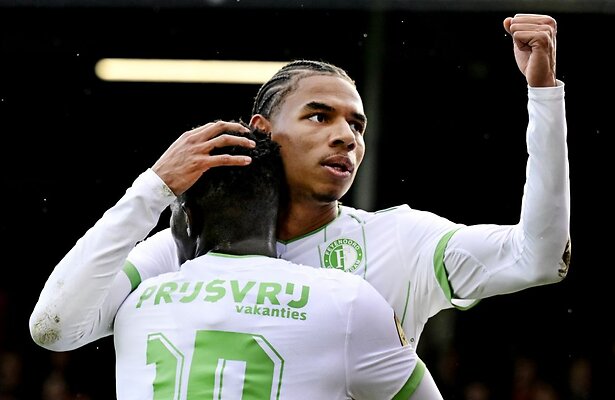 Calvin Stengs en Yankuba Minteh van Feyenoord