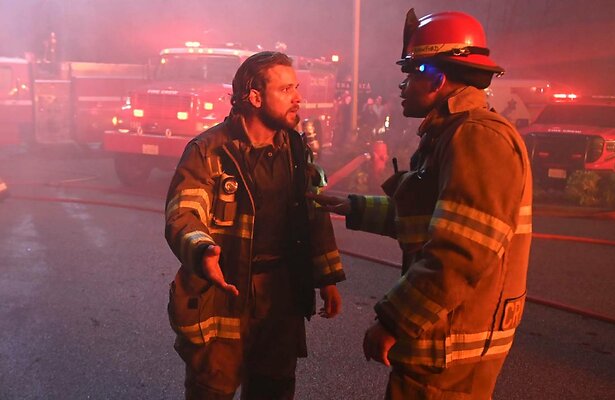 Max Thieriot  en Jordan Calloway in Fire Country