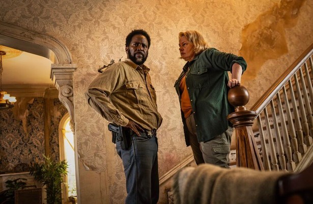 Harold Perrineau en Elizabeth Saunders in From
