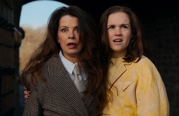 Janine (Caroline de Bruijn) en Nina (Marly van der Velden) in GTST