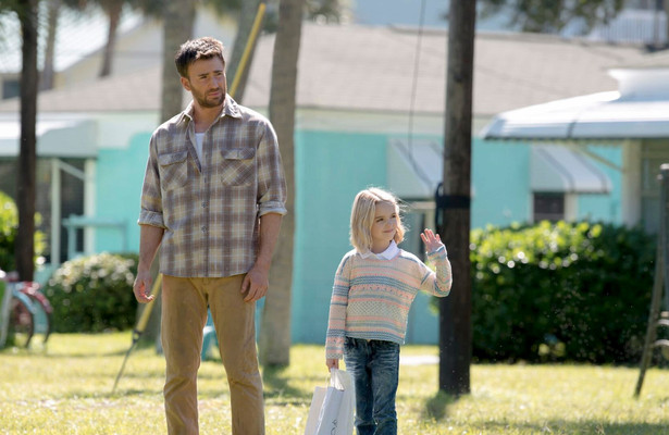 Chris Evans en Mckenna Grace in Gifted