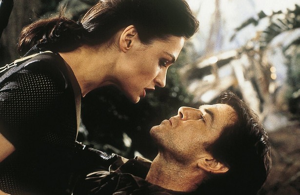 Famke Janssen en Pierce Brosnan in GoldenEye
