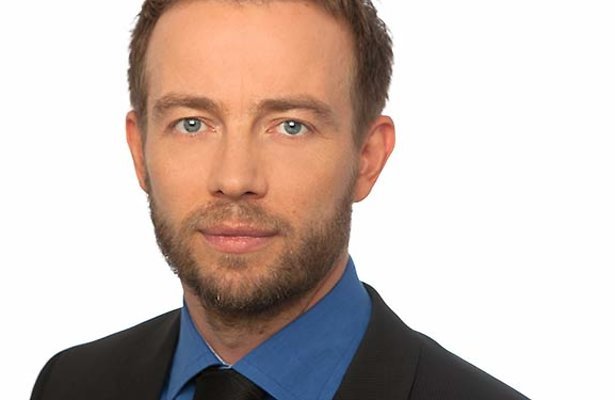 Henry Schut heeft wel een heel strak overhemd aan 