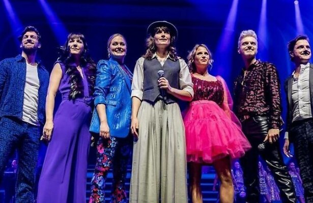 Cast Het Huis Anubis op het podium in Het Sportpaleis.
