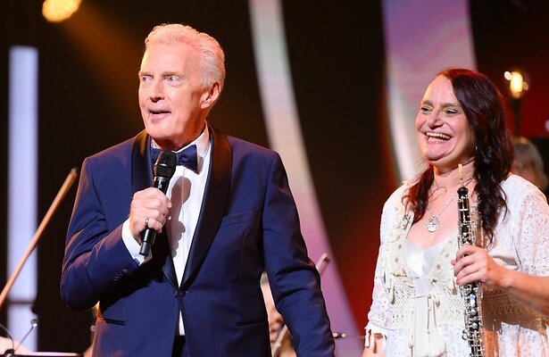 André van Duin en klarinetspeelster MAX Orkest