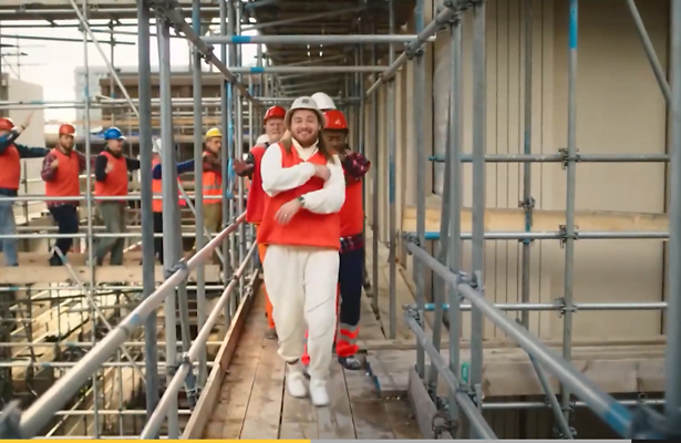 Still uit beelden van de reclame.