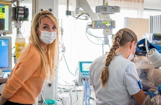 Anne-Mar Zwart in Handen aan de Couveuse