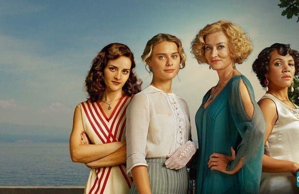 Olivia Morris, Louisa Binder, Natascha McElhone en Lily Frazer in Hotel Portofino