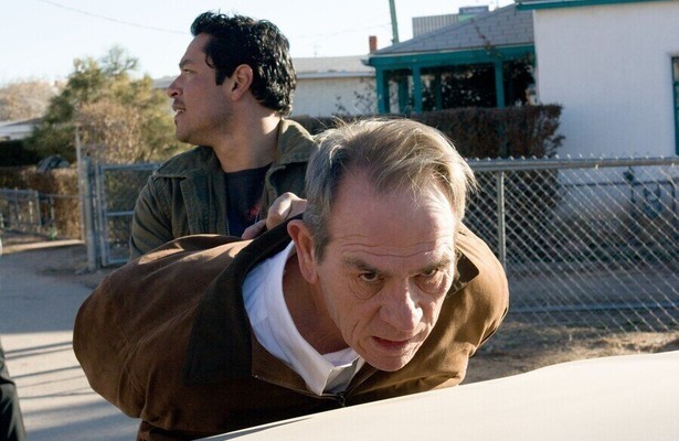 Jason Patric als Lt. Kirklander en Tommy Lee Jones als Hank Deerfield in In the Valley of Elah