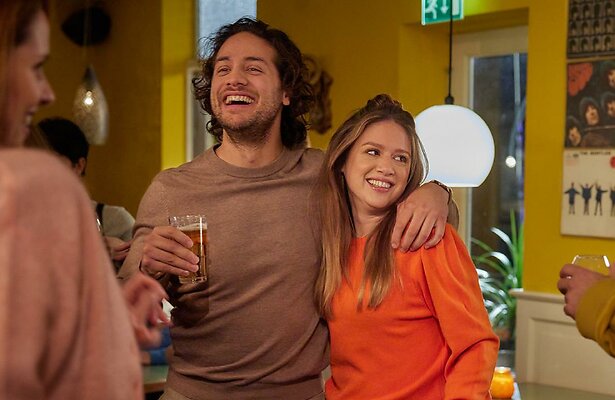 Juvat Westendorp en Jamie Grant in Happy Single