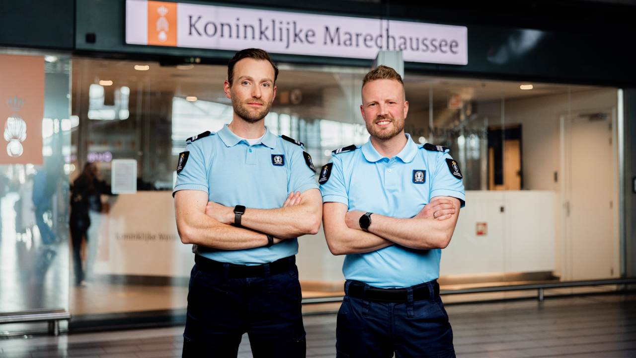 Spanning stijgt in realityserie Schiphol Airport: Jeffrey en Alex gaan achter een bommelding aan