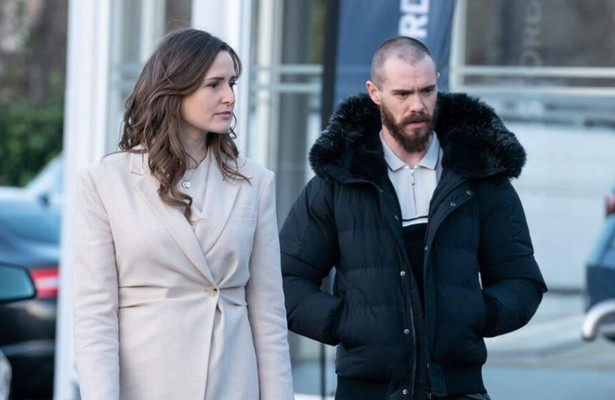 Sam Keeley en Clare Dunne in Kin