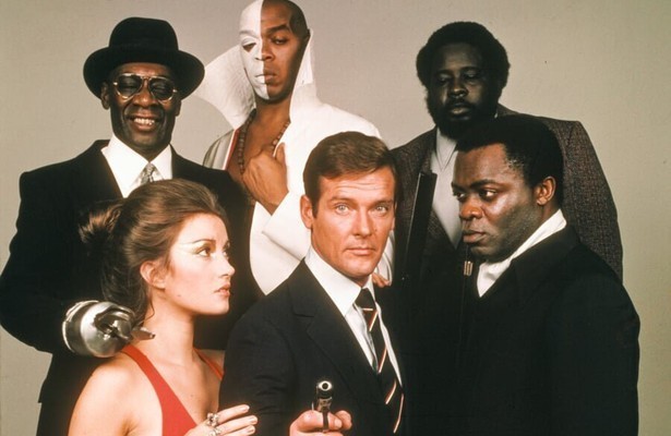 Roger Moore en zijn castleden in Live and Let Die