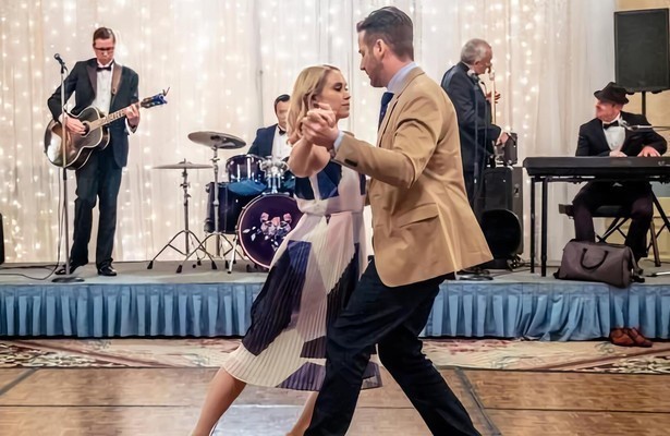 Becca Tobin en Niall Matter in Love at First Dance