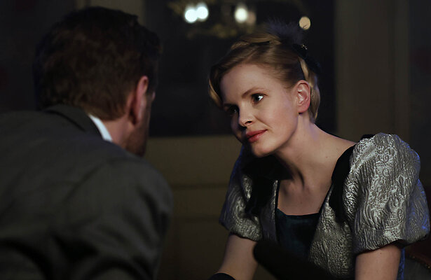 Kate Phillips als Eliza Scarlet in Miss Scarlet