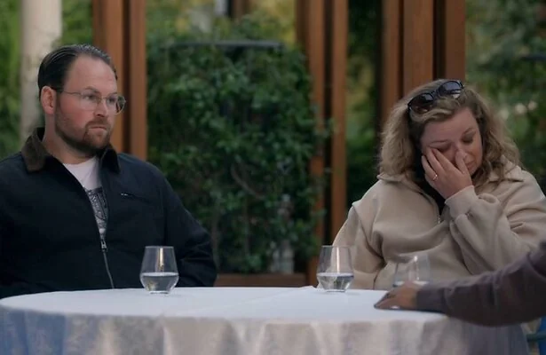 Kyle en Danique praten met expert Anne.