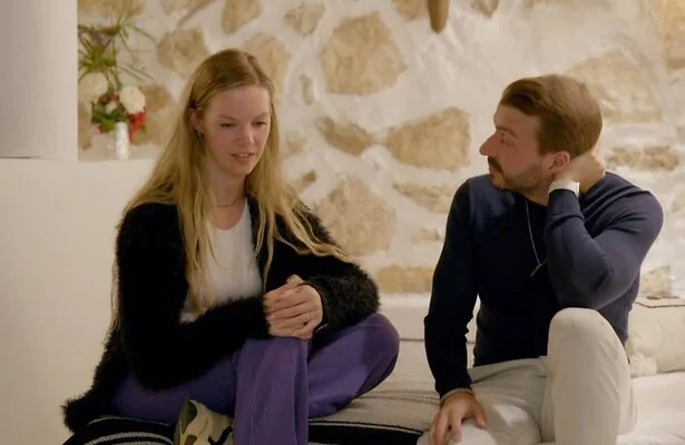 Kirsten en Luigi voeren een ongemakkelijk gesprek.