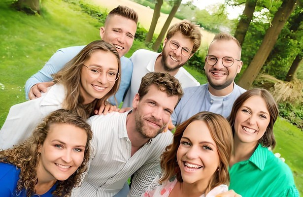 Jorina, Britt, Simen, Thomas, Larissa, Jonas, Jidse, Karlien uit Blind Getrouwd