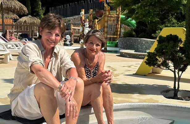 Martine van Os en reisleider Evelyne in We Zijn er Bijna!