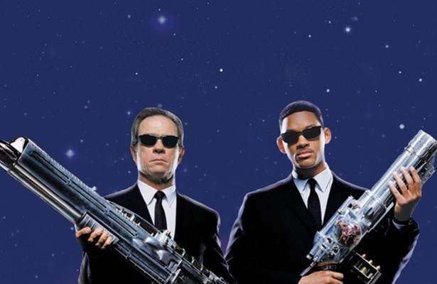 Tommy Lee Jones en Will Smith in Men in Black II