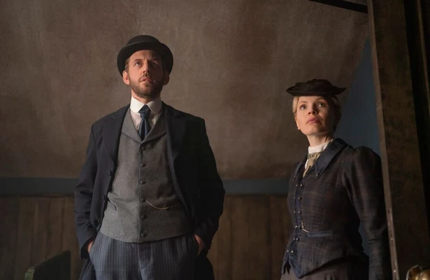 Tom Durant Pritchard en Kate Philips in Miss Scarlet