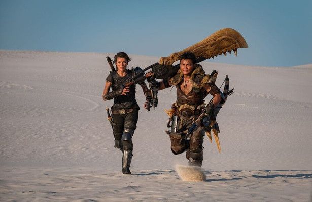 Milla Jovovich en Tony Jaa in Monster Hunter