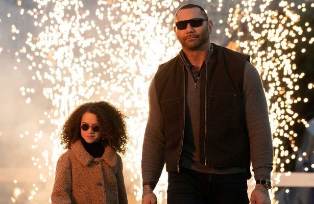 Dave Bautista en Chloe Coleman in My Spy