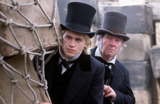 Charlie Hunnam en Tom Courtenay in Nicholas Nickleby