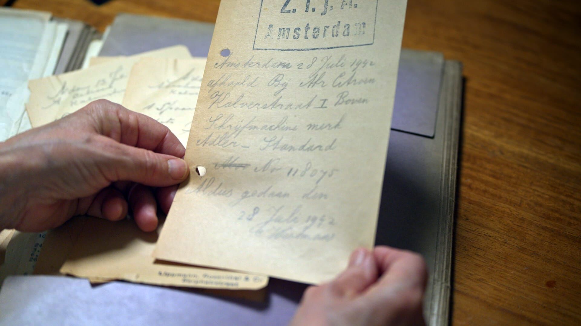 Piet de Blaauw en Frénk van der Linden onderzoeken geroofde bezittingen in NPO Doc: Verweesd Eigendo