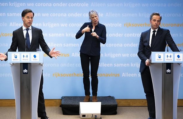 Rutte en De Jonge en een gebarentolk