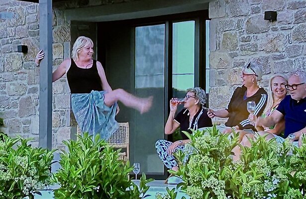 Petra aan het paaldansen in B&B Vol Liefde