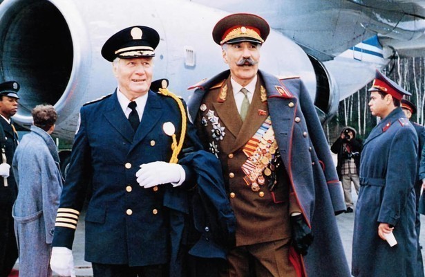 George Gaynes en Christopher Lee in Police Academy 7: Mission to Moscow