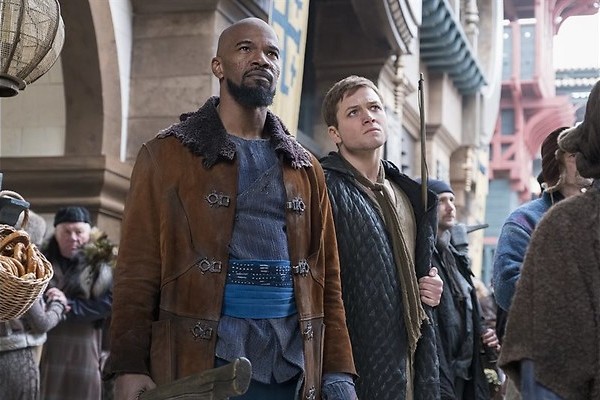 Taron Egerton schiet met scherp