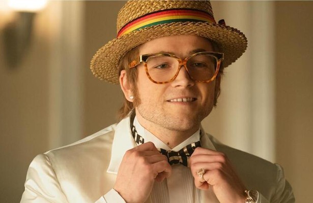 Taron Egerton doet Elton John na