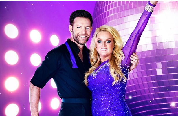 Volkszangeres Samantha Steenwijk na maand verlost van gips